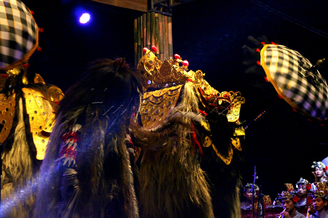 <strong>&nbsp; &nbsp; &nbsp; &nbsp; &nbsp; &nbsp; &nbsp; &nbsp;Bali menari, dunia terpesona</strong><br />
&nbsp; &nbsp; &nbsp;Foto ini mengabadikan momen sakral saat seorang penari barong tengah menampilkan tarian tradisional Bali. Kostumnya yang rumit dan topengnya yang khas mencerminkan kekayaan budaya Indonesia. Tarian barong, yang telah diwariskan dari generasi ke generasi, adalah simbol dari perjuangan antara kebaikan dan kejahatan.