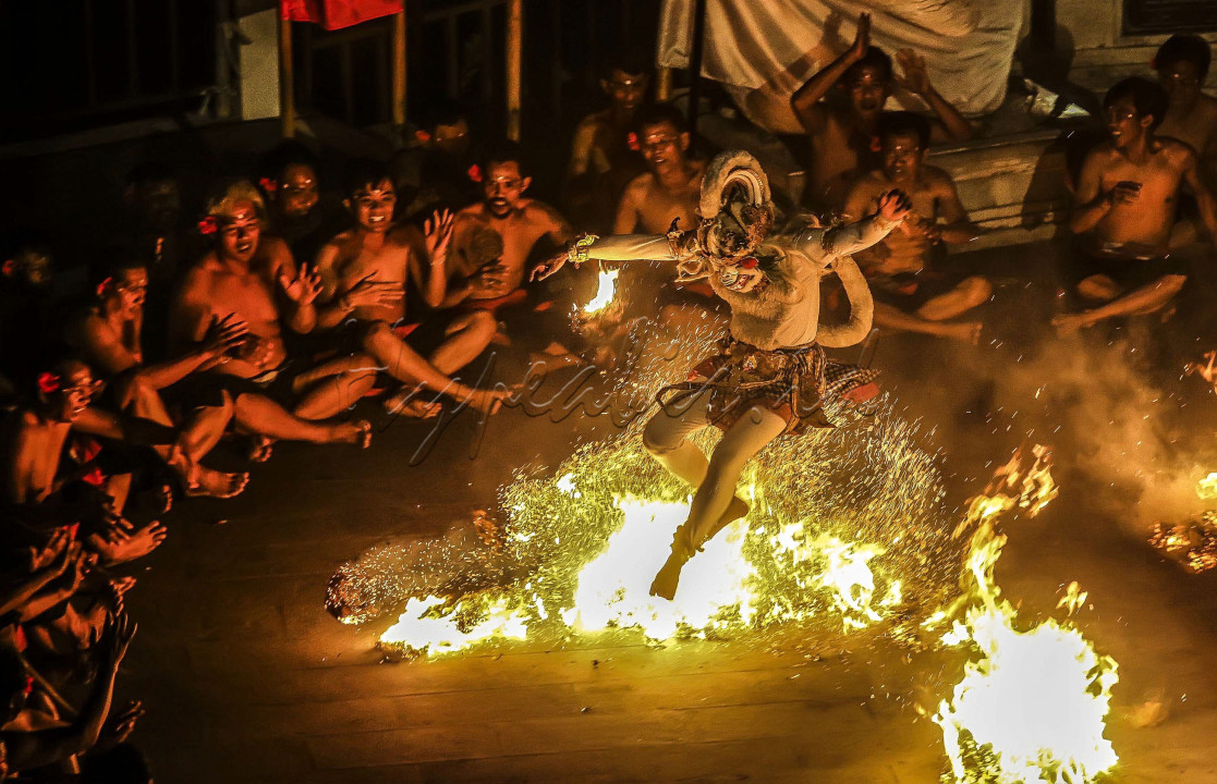 Wisatawan menikmati pertunjukkan atraksi Hanoman dan tarian api di teater tebing Pantai Melasti, Bali, (16/4/2024). FOTO : DWI PAMBUDO<br />
&nbsp;