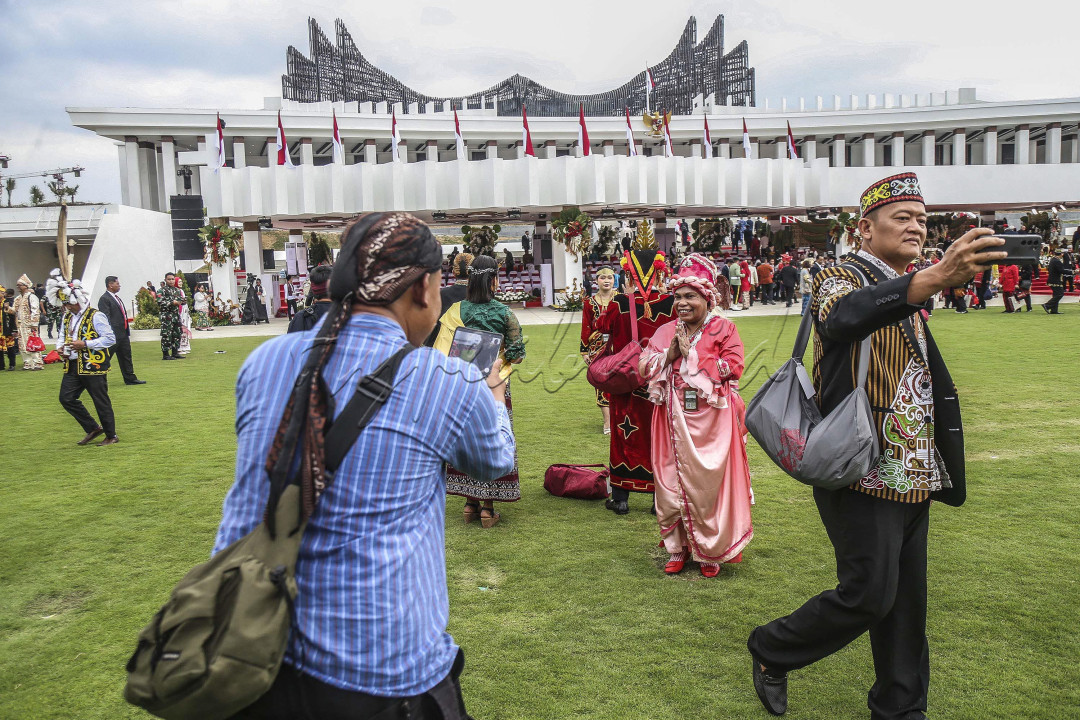 tamu undangan berswa foto usai pengibaran duplikat Bendera Pusaka dalam upacara Peringatan Detik-detik Proklamasi Kemerdekaan Republik Indonesia (RI) di lapangan upacara Istana Negara Ibu Kota Nusantara (IKN), Penajam Paser Utara, Kalimantan Timur, Sabtu (17/8/2024). Upacara dalam rangka hari ulang tahun (HUT) ke-79 RI tersebut mengusung tema Nusantara Baru Indonesia Maju. FOTO : DWI PAMBUDO<br />
&nbsp;