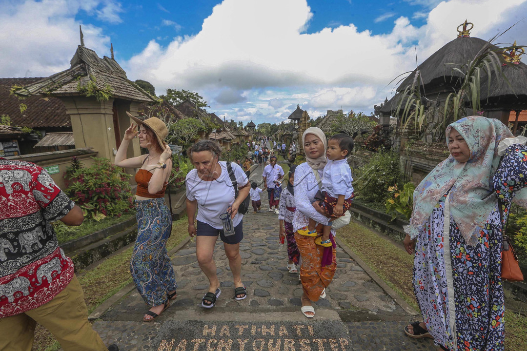 Wisatawan mengunjungi ojek wisata Desa terbersih di Dunia yang diberi gelar oleh organisasi Pariwisata PBB, karena berhasil menjadi desa percontohan yang berhasil mengembangkan pariwisata dengan memberdayakan komunitas masyarakat dan melestarikan tradisi warisan lokal di Desa Penglipuran, Bali,(16/4/2024). FOTO : DWI PAMBUDO<br />
&nbsp;