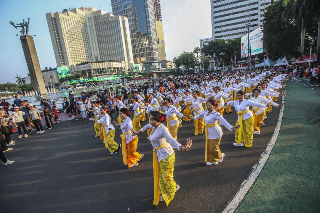 Puluhan perempuan melakukan Flash Mob tarian budaya dan poco poco dalam rangka menyambut Hari Kebaya Nasional bertema &ldquo;Lestarikan Budaya dengan Bangga Berkebaya&rdquo;. di kawasan Bundaran HI, Jakarta, Minggu (14/7/2024). FOTO : DWI PAMBUDO/RAKYAT MERDEKA<br />
&nbsp;