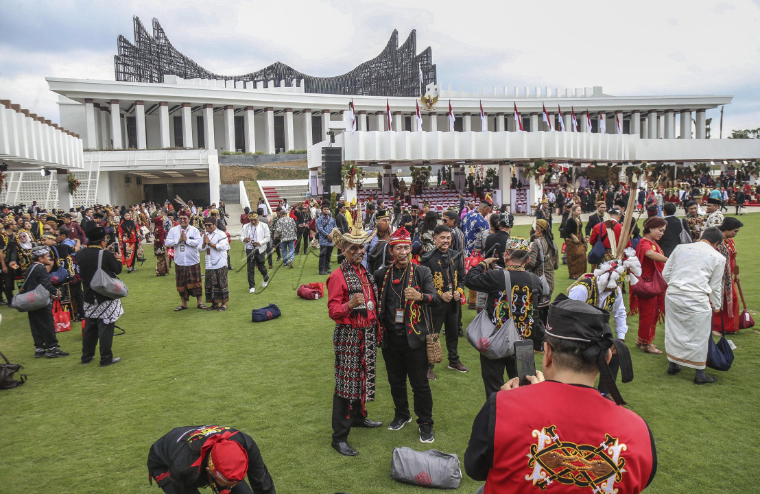 tamu undangan menggunakan pakaian adat berswa foto usai pengibaran duplikat Bendera Pusaka dalam upacara Peringatan Detik-detik Proklamasi Kemerdekaan Republik Indonesia (RI) di lapangan upacara Istana Negara Ibu Kota Nusantara (IKN), Penajam Paser Utara, Kalimantan Timur, Sabtu (17/8/2024). Upacara dalam rangka hari ulang tahun (HUT) ke-79 RI tersebut mengusung tema Nusantara Baru Indonesia Maju. FOTO : DWI PAMBUDO<br />
&nbsp;