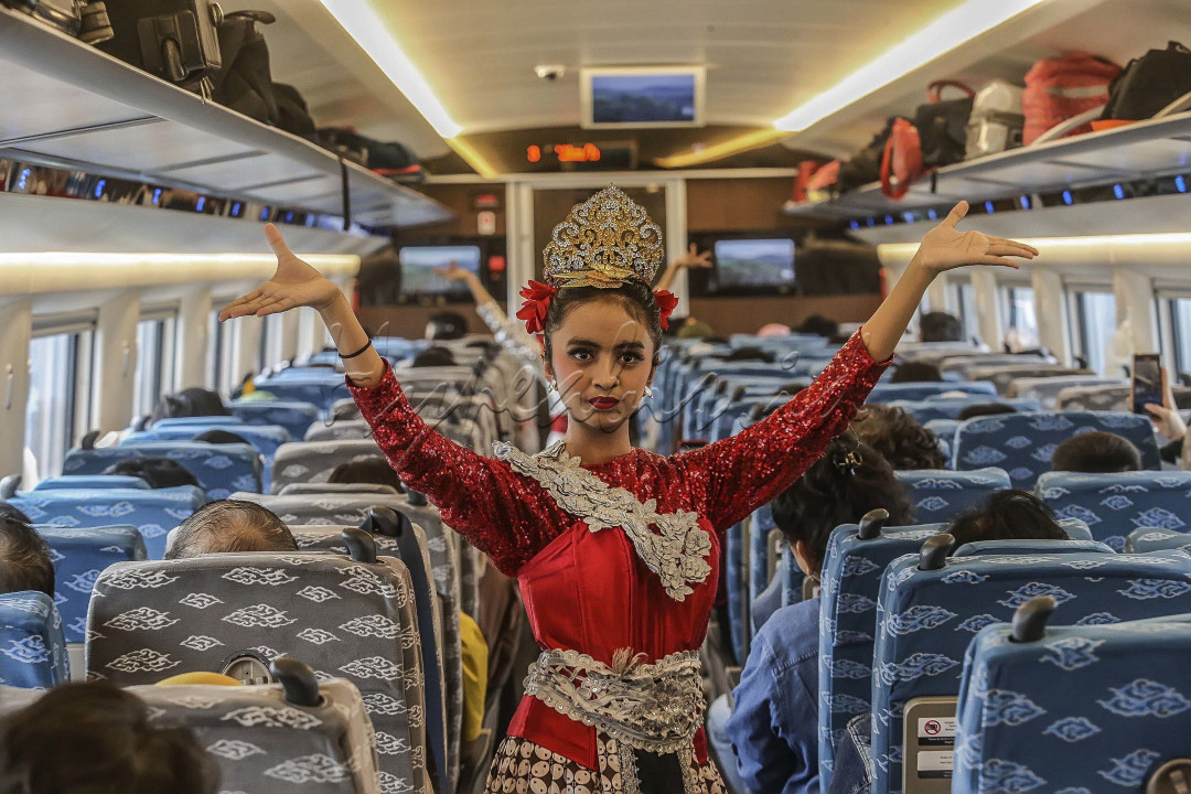 Pertunjukan seni tari tradisional menghibur penumpang sebagai upaya untuk menjunjung tinggi nilai-nilai Pancasila sebagai pemersatu bangsa dan menjaga nilai nilai kearifan lokal dan budaya Indonesia saat perjalanan Whoosh dari Jakarta menuju Bandung, (1/6/2024). Foto : Dwi Pambudo<br />
&nbsp;