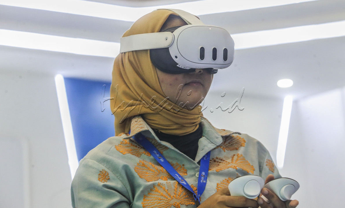Pengunjung menggunakan teknologi metaverse saat meninjau Festival Ekonomi Keuangan Digital Indonesia (FEKDI) x Karya Kreatif Indonesia (KKI) 2024 di Jakarta, Kamis (1/8/2024). FOTO : DWI PAMBUDO<br />
&nbsp;