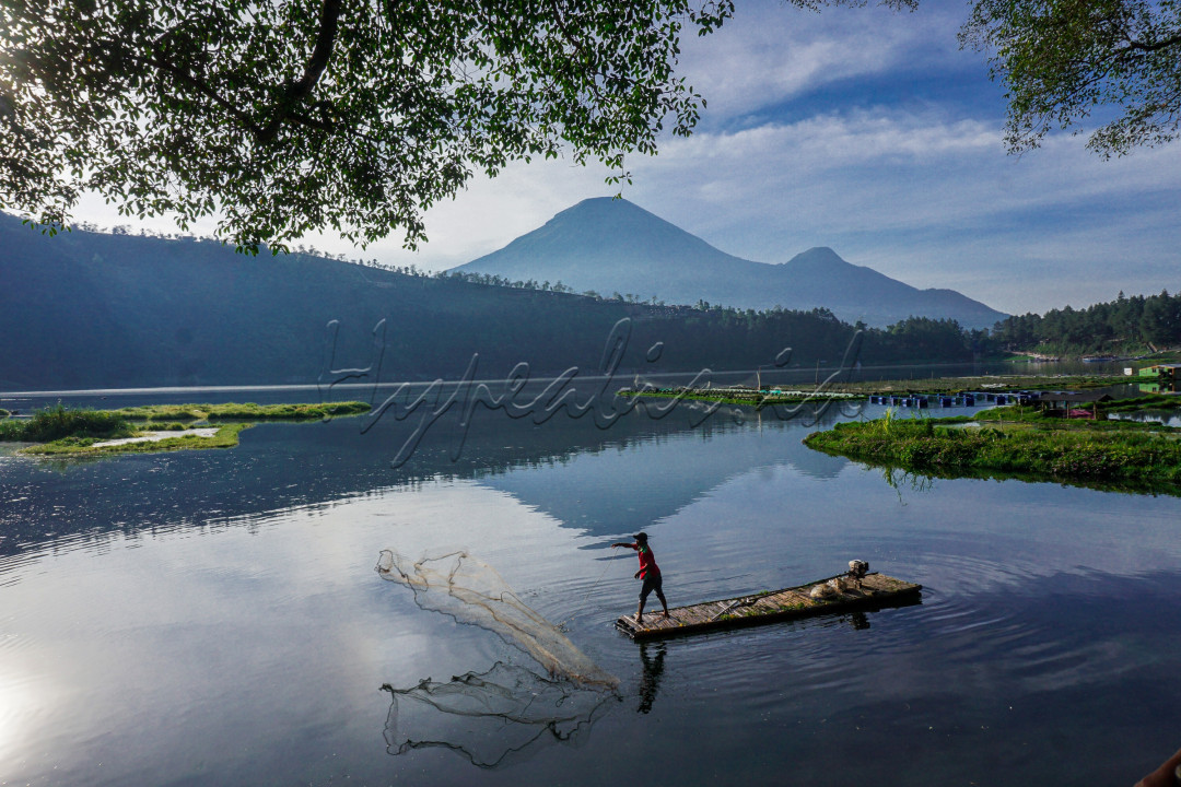 Aktivitas nelayan di Telaga Menjer Wonosobo, dengan suasana yang alam yang mempesona berlatar gunung Sindoro.&nbsp;