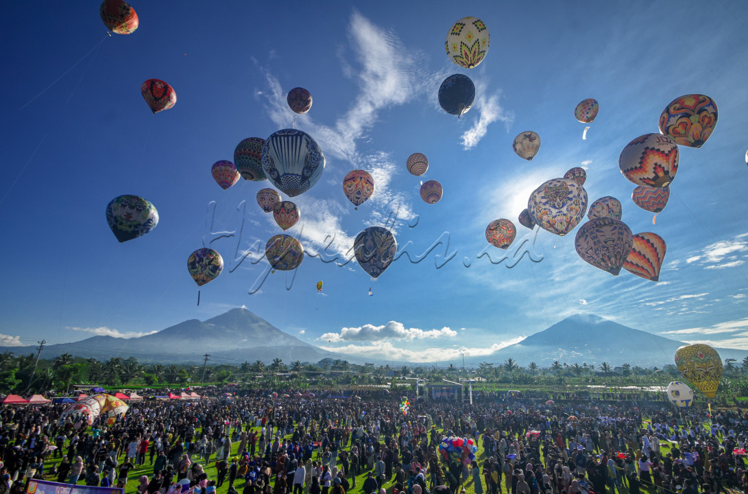 Balon Udara Wonosobo<br />
Setiap merayakan hari Raya Idul Fitri Desa Kembaran, Wonosobo, selalu melakukan penerbangan Balon Udara si lapangan desa. Kegiatan ini sudah menjadi tradisi turun-temurun sejak dahulu. Dengan kreativitas para warga desa tersebut membuat balon yang beraneka ragam Warna.<br />
Balon yang diterbangkan di desa ini juga sudah aman sesuai dengan aturan terbang yang di keluarkan oleh Air Naf Indonesia. Balon yang terbang di tambatkan dengan tali dengan ketinggian kurang lebih 100 meter. Dengan Mematuhi peraturan terbang balon udara tradisi ini semakin meriah dan menarik.<br />
&nbsp;