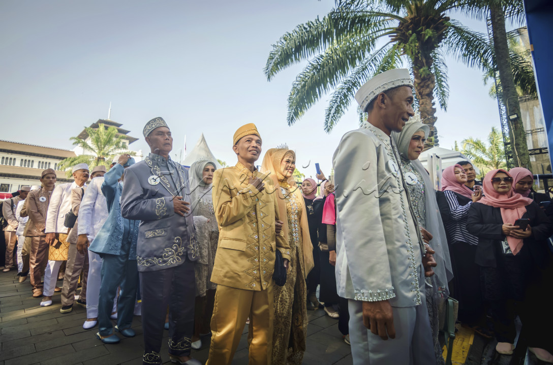 Acara Nikah Massal yang bertajuk "MESRA" yang merupakan singkatan dari Menikah Serentak, salah satu rangkaian acara di West Java Festival 2024 yang menarik untuk diikuti adalah adanya nikah massal.