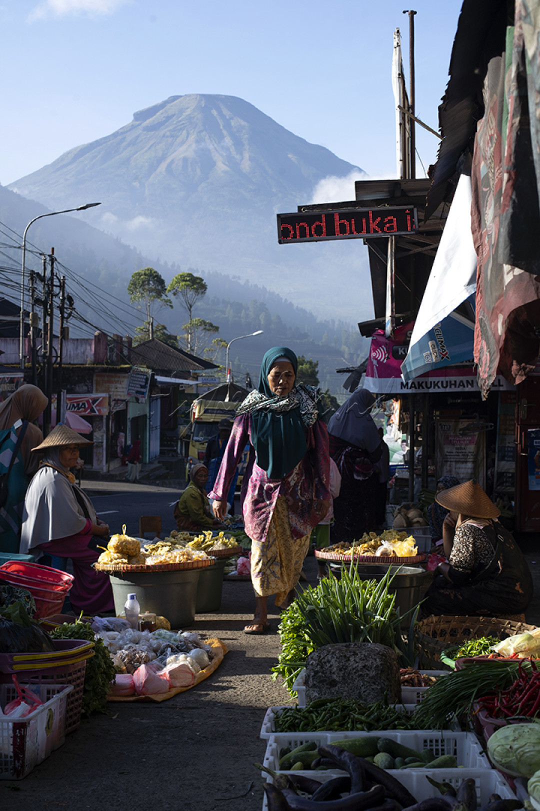 Pasar Kajajar di kawasan Dieng Jawa Tengah dapatlah dikatakan sebagai pasar terindah di Indonesia, terletak di dataran tinggi dengan latar belakang pegunungan. Aktifitas pedagang dengan pembeli dengan latar gunung Sindoro merupakan perpaduan suatu pemandangan yang sulit untuk dilupakan. Kalau berkunjung ke Dieng jangan lupa mampir ke pasar Kajajar untuk menikmati indahnya Wajah Indonesia.