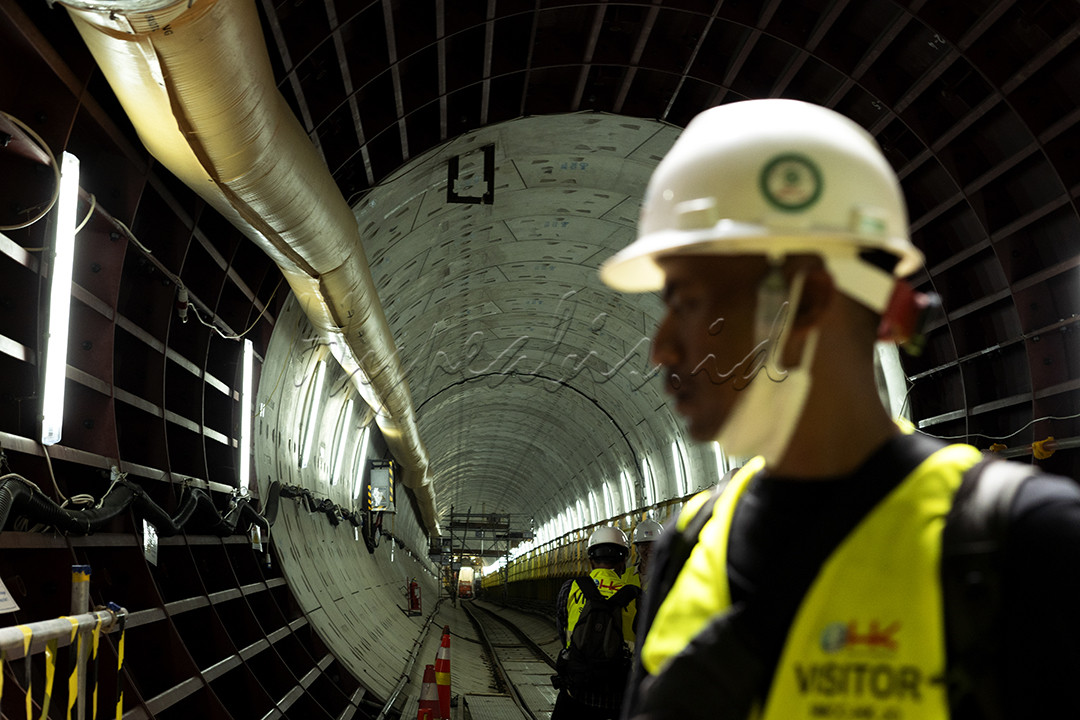 Seorang visitor sedang berkunjung ke area pembangunan tunnel MRT Tahap 2. Proyek MRT merupakan proyek nasional guna mengatasi masalah kemacetan.