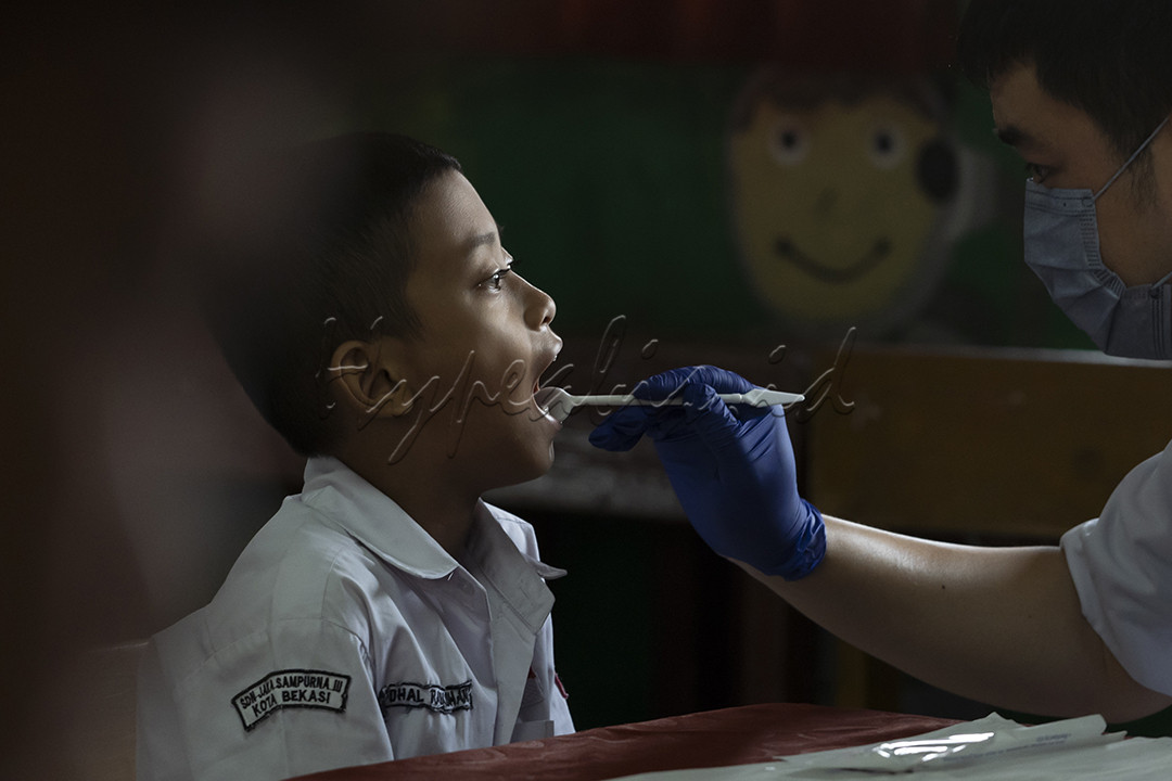 Anak sekolah dasar sedang memeriksakan kesehatan gigi mereka di salah satu di daerah Bekasi.&nbsp;