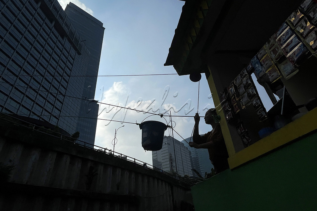Warung kerek yang terletak di daerah Poncol Mampang Perapatan merupakan salah satu bentuk kreatifitas warga dalam mencari penghidupan di Jakarta. Jarak antara pembeli dan penjual yang dipisahkan oleh kali disiasati dengan kerekan, tali, dan ember sebagai wadah. Warung ini cukup ramai dikarenakan harganya relatif murah.