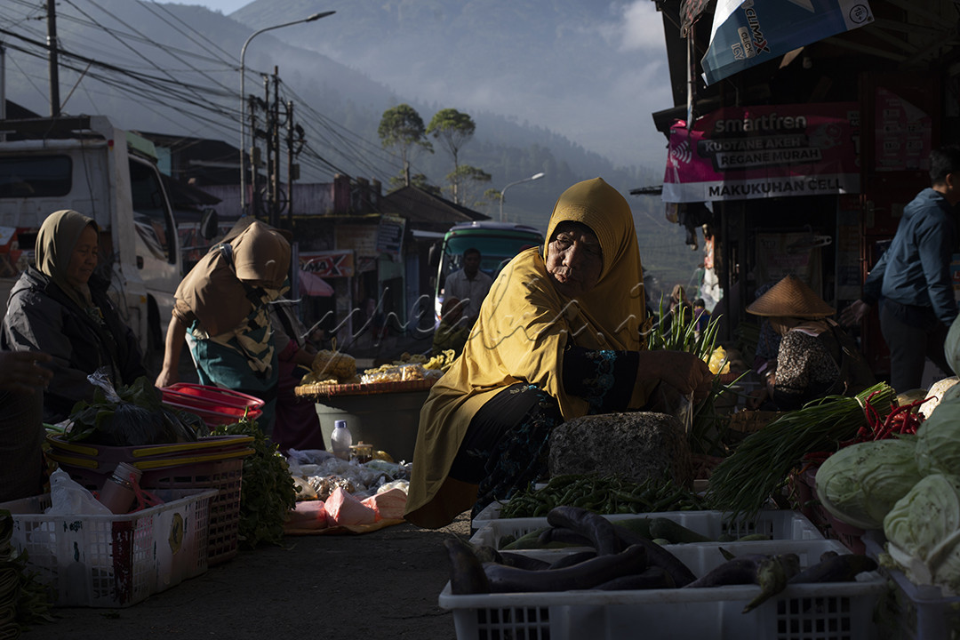 Pasar Kajajar di kawasan Dieng Jawa Tengah dapatlah dikatakan sebagai pasar terindah di Indonesia, terletak di dataran tinggi dengan latar belakang pegunungan. Aktifitas pedagang dengan pembeli dengan latar gunung Sindoro merupakan perpaduan suatu pemandangan yang sulit untuk dilupakan. Kalau berkunjung ke Dieng jangan lupa mampir ke pasar Kajajar untuk menikmati indahnya Wajah Indonesia