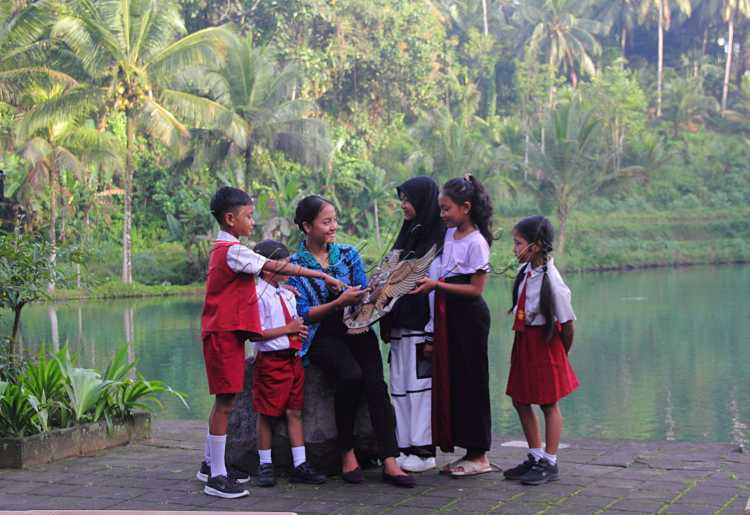 Mengajar sejak dini kepad anak-anak arti dan Lambang Negara Burung Garuda