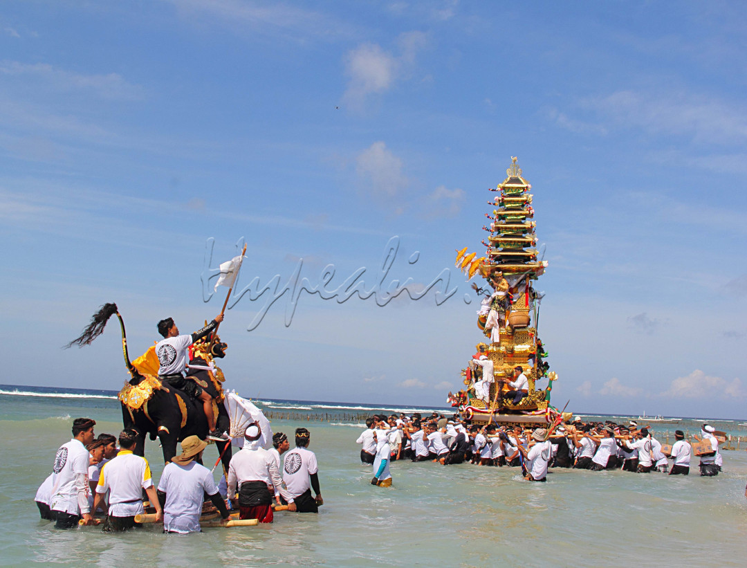 Tradisi Nagben yang dilaksanakan&nbsp; masyarakata batumulapan di nusa penida memiliki keunikan karna sarana upacara yang berupa lembu dan bade diarak ke tengah laut untuk menuju kuburan&nbsp; &nbsp;