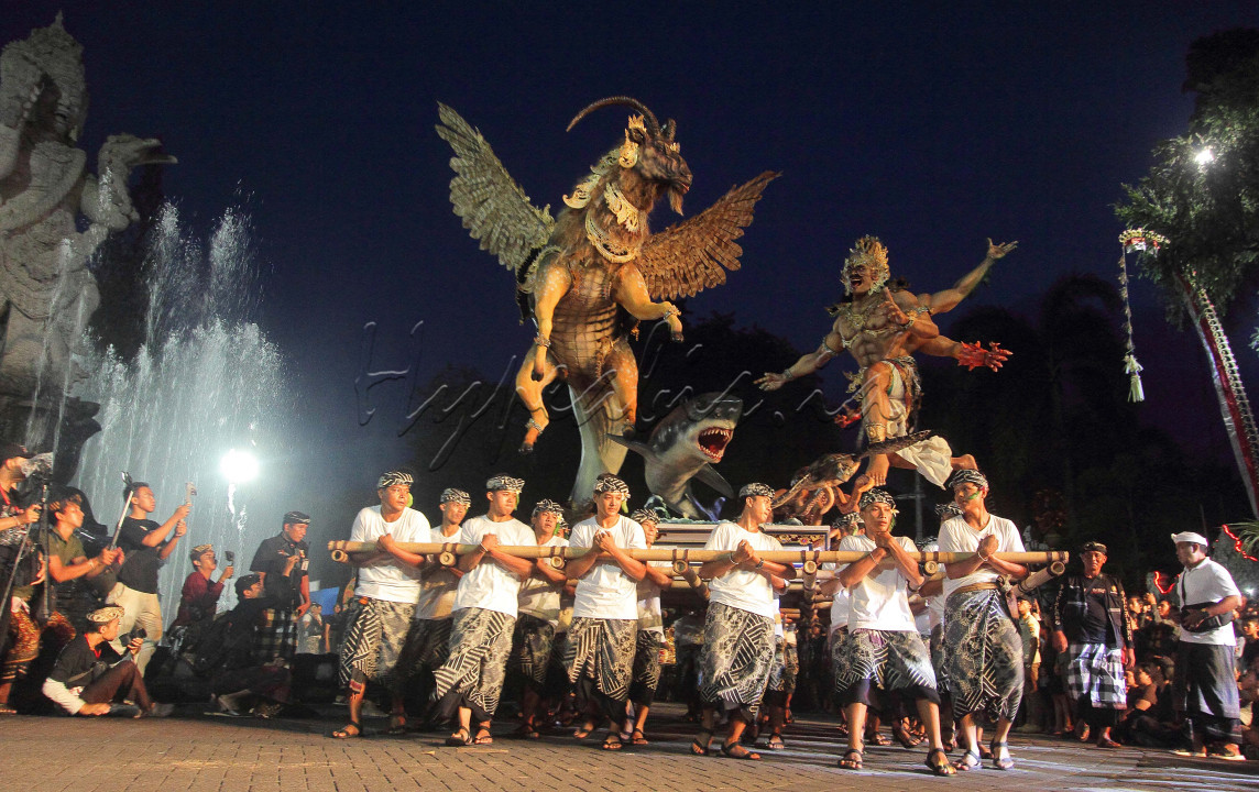 Ogoh ogoh yang berupa patung buta kala diarak keliling desa pada saat malam pengerupukan sebelum hari raya nyepi&nbsp;