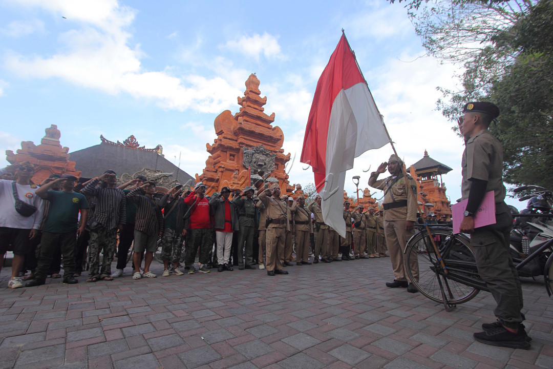 Penghormatan Sang Saka Merah Putih untuk memperingati Hari Kemerdekaan yang ke 79 yang diikuti pecinta sepeda ontel&nbsp; &nbsp;