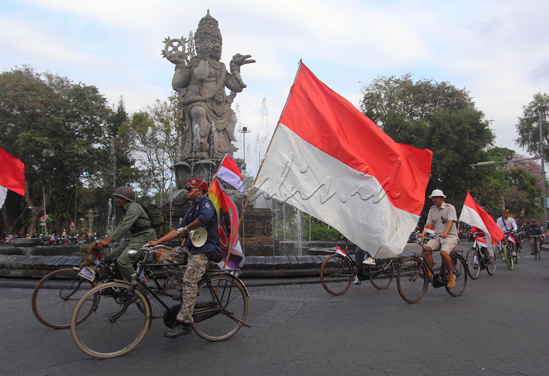 Setelah melaksanakan upacara penghormatan Sang saka merah putih para pecinta sepeda ontel melaksanakn pawai mengitari kawasan catur muka di denpasar