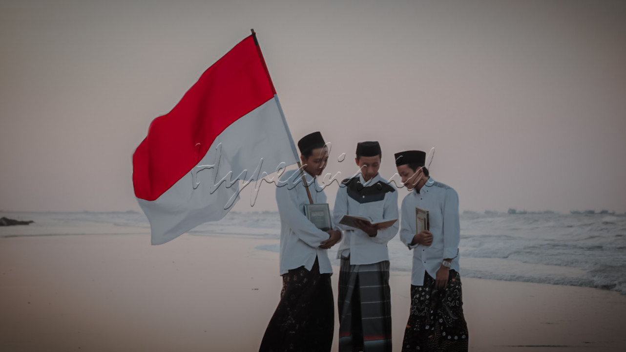 Tiga ornag santri sedang menyusuri pantai sambil membaca kitab. Gelombang laut yang tenang berdebur lembut, memberikan latar belakang yang kontras dengan aktivitas mereka yang khusyuk. Sebuah pemandangan yang harmonis&nbsp;antara kegiatan spiritual, keindahan alam, dan simbolisme yang mendalam.