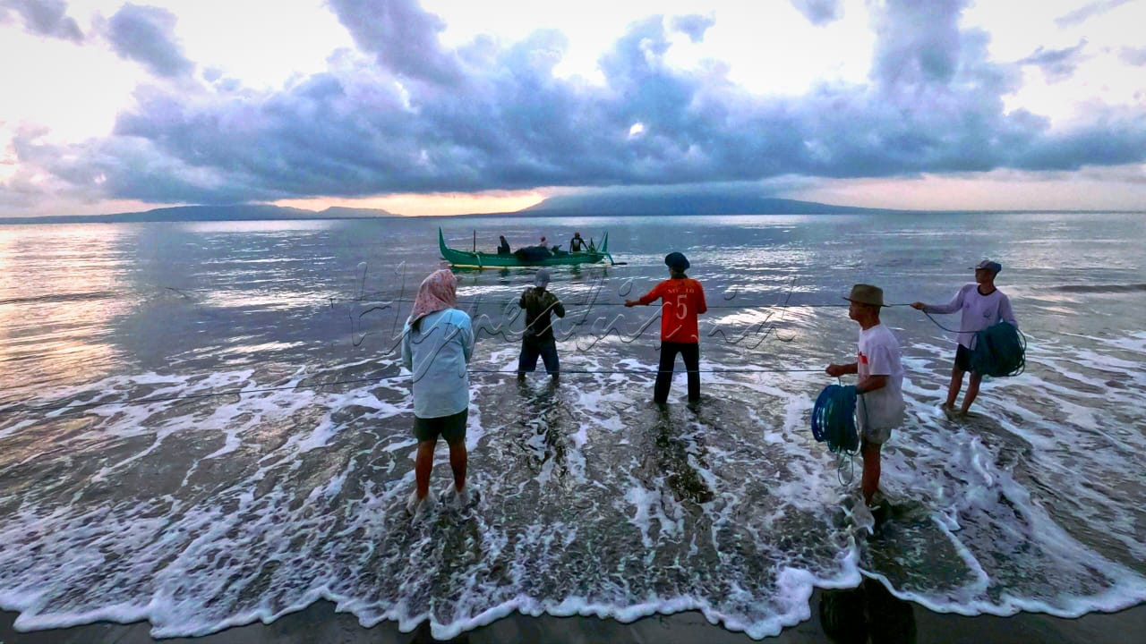 Indonesia sebagai negara kepulauan dan nenek moyang pelaut maka nelayan selat Bali menjaring mengais rejeki