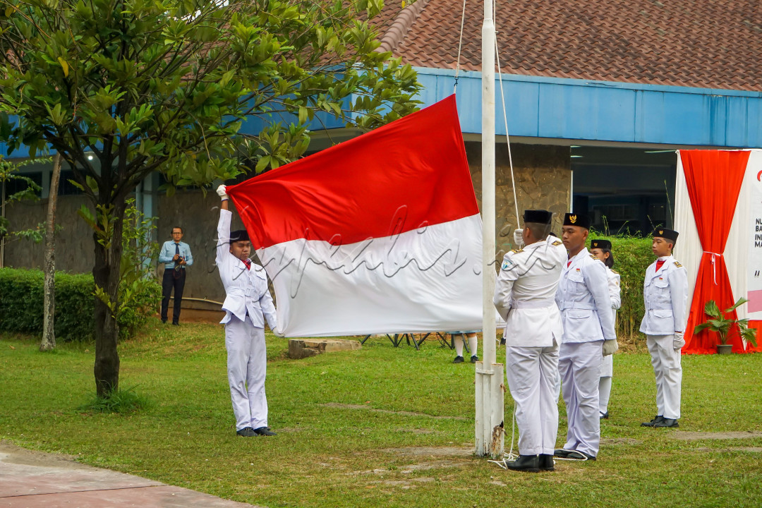 Pengibaran Sang Merah Putih. Berkibarlah, bendera negeriku...
