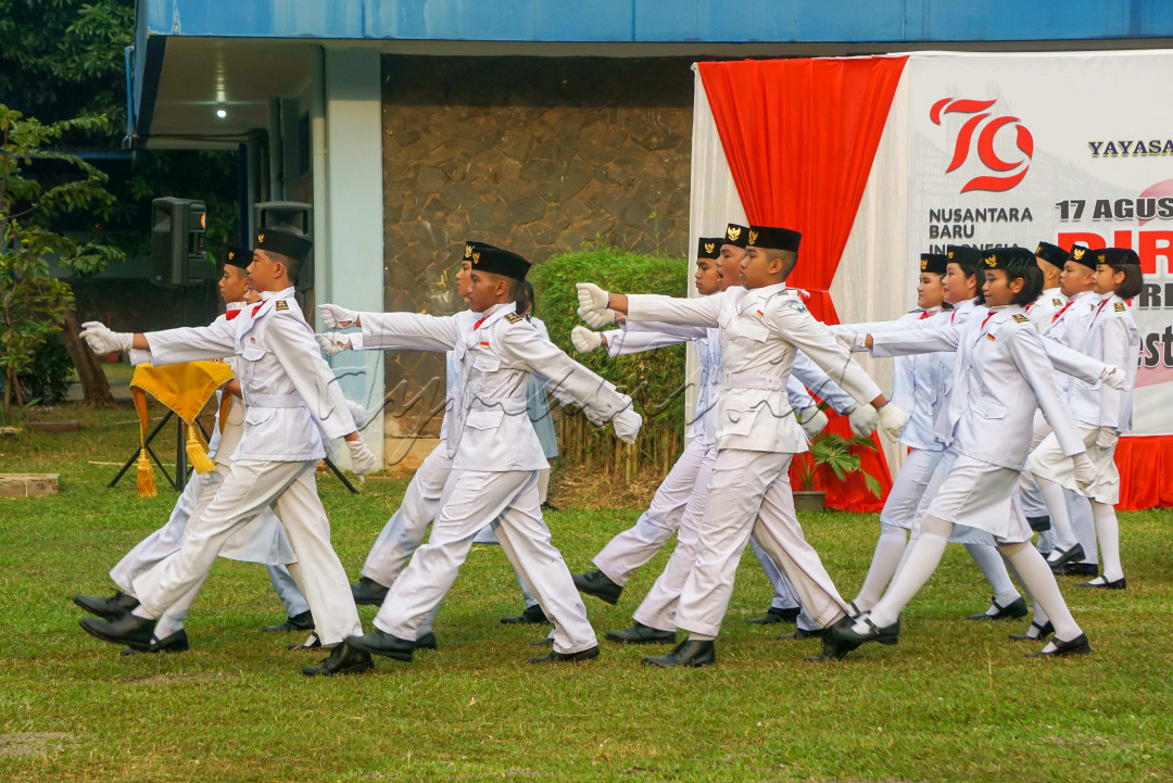 Pasukan pengibar bendera,&nbsp;<br />
terbentur, terbentur, dan terbentuk.