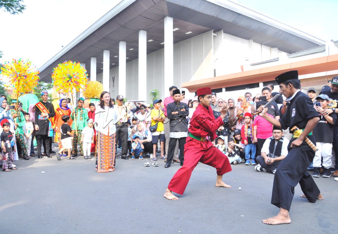 Dua warga beradu saat menampilkan pertunjukan kesenian bela diri asli Betawi Palang Pintu&nbsp; dalam rangka meramaikan ulang tahun Jakarta ke-497 di Taman Mini Indonesia Indah (TMII), Jakarta, Sabtu 22 Juni&nbsp;2024.<br />
<br />
&nbsp;