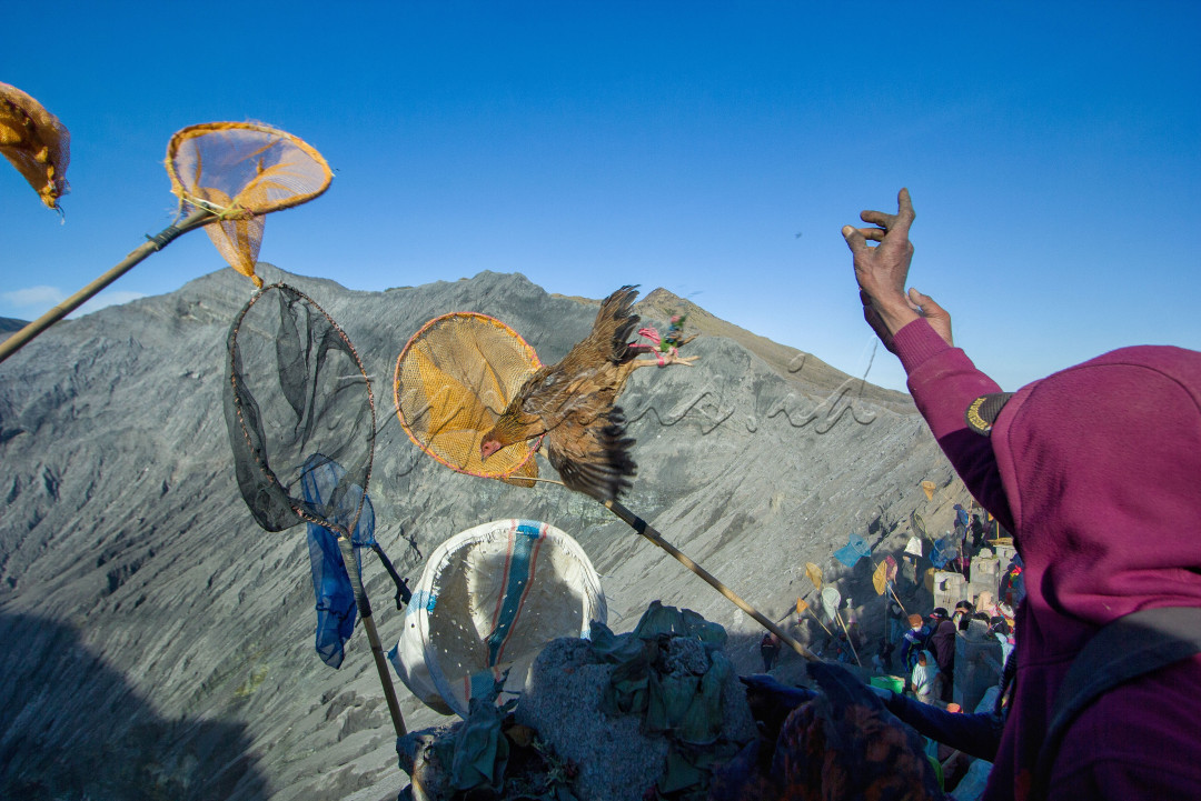 Warga Tengger di kawah Gunung Bromo saat Perayaan Yadnya Kasada di Kecamatan Sukapura, Kabupaten Probolinggo, Jawa Timur, Yadnya Kasada sendiri merupakan sebuah Upacara persembahan untuk Sang Hyang Widhi dan para leluhur Suku Tengger yang digelar setiap Bulan Kasada hari-14 dalam penanggalan kalender tradisional Hindu Tengger. Puncaknya warga Suku Tengger akan melemparkan hasil panen dan ada juga yang mengorbankan hewan ternak ke Kawah Gunung Bromo.