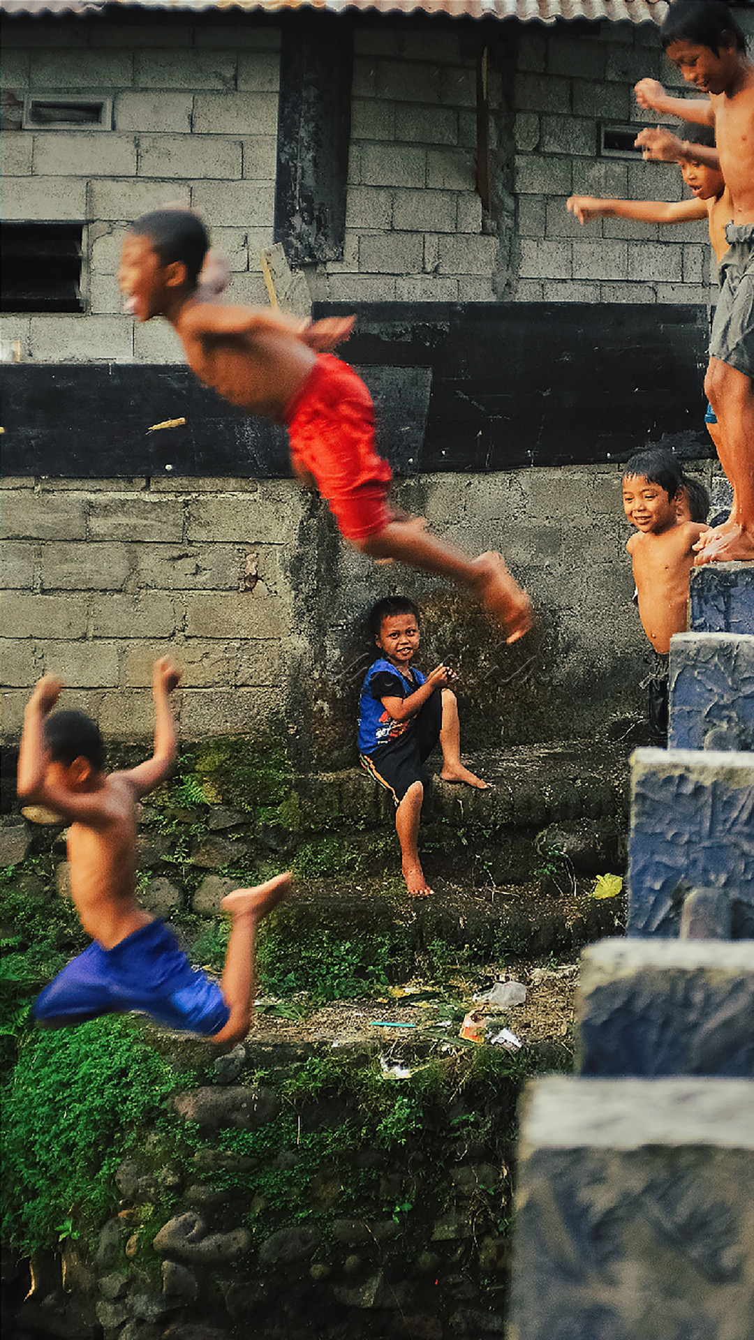 Anak-anak bermain riang gembira.