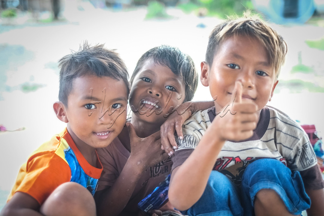 Tiga anak laki-laki yang ceria dan bahagia.