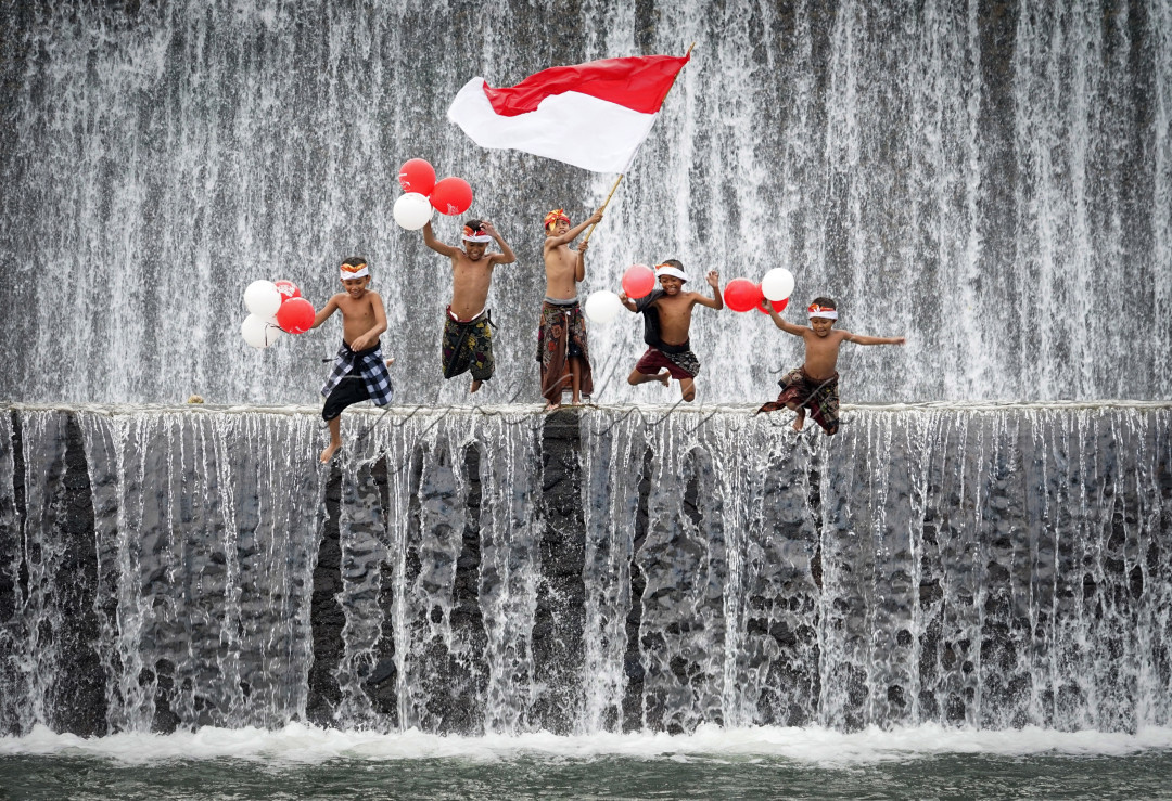 Kemerdekaan anak anak yang terlihat dari ekspresinya ketika merayakan hari Kemerdekaan bangsa Indonesia