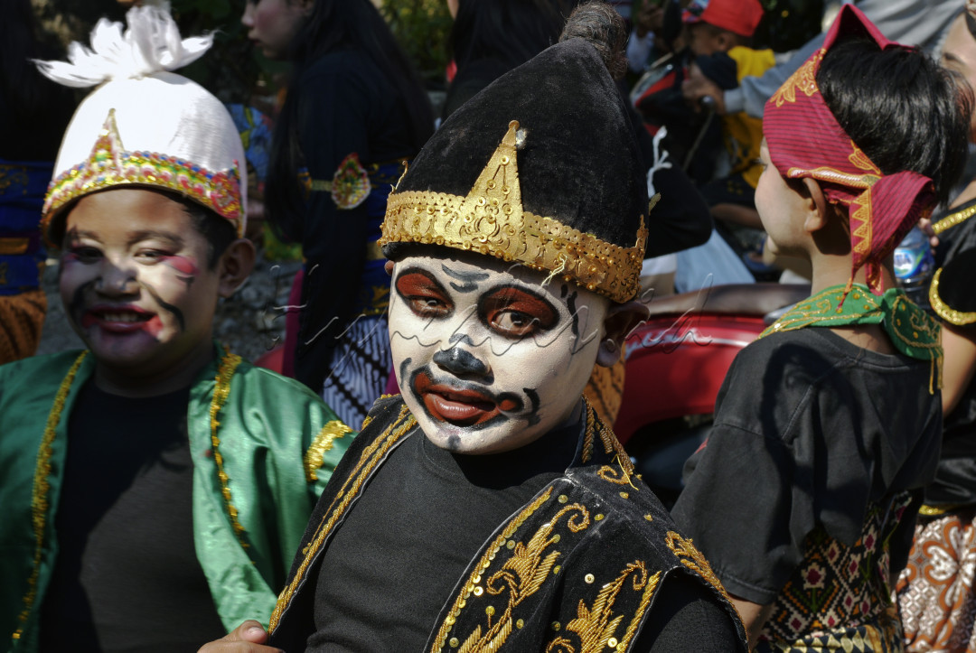 Seorang murid sekolah dasar mengenakan kostum bagong ikut memeriahkan kegiatan karnaval dalam rangka memperingati hari Kemerdekaan Republik Indonesia ke-79 di Kabupaten Grobogan, Jawa Tengah, pada Rabu. 21 Agustus 2024.