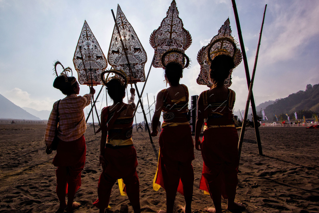 Gunungan pada wayang kulit berbentuk kerucut, lancip ke atas yang melambangkan kehidupan manusia. Semakin tinggi ilmu dan semakin tua usia, manusia harus semakin mengerucut atau golong gilig, manunggaling jiwa, rasa, cipta, karsa dan karya dalam kehidupan.