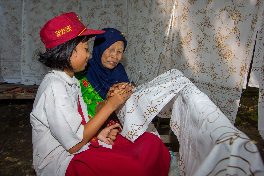 Batik sudah menjadi kekayaan dunia karena UNESCO mengukuhkan batik tulis sebagai warisan dunia sejak 2 Oktober 2009.
<div>Tradisi membatik di keluarga ibu Supiah diwariskan secara turun-temurun,Desa Tulangan,Sidoarjo sangat banyak pengerajin batik tulis.Mengenalkan batik sejak dini merupakan hal yang sangat positif.</div>