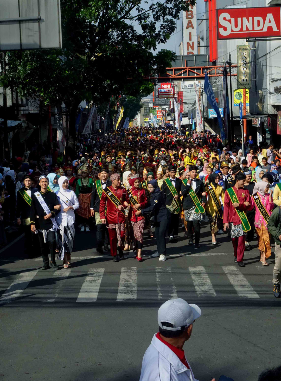 Dalam rangka memepringati Hari Tari Dunia sekaligus melestarikan budaya bangsa, Pemerintah Kota Cimahi melalui Dinas Kebudayaan, pariwisata, Pemuda dan Olahraga Kota Cimahi menggelar event &lsquo;CIMAHI MENARI&rdquo; Cimahi ngibing &ldquo;Kiwari di sepanjang Jalan Ganda Wijaya dan alun alun Kota Cimahi pada Minggu (28/04/2024). kegiatan yang didukung oleh 23 sanggar tari se Kota Cimahi dengan lebih dari 230 penari professional dan 350 penari dari ASN tersebut menampilkan 23 jenis tarian dari 23 Provinsi se Indonesia.