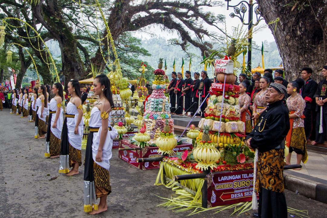 Sebelum dilarung dan diarak keliling telaga buceng ( ancak )di kumpulkan dan diadakan prosesi upacara.
<div>&nbsp;Tradisi larungan 1 Suro di Telaga Ngebel, Kabupaten Ponorogo bisa diartikan sebagai bentuk kesyukuran kepada Tuhan Yang Maha Esa atas segala rahmat dan hidayah kepada umat-Nya.</div>