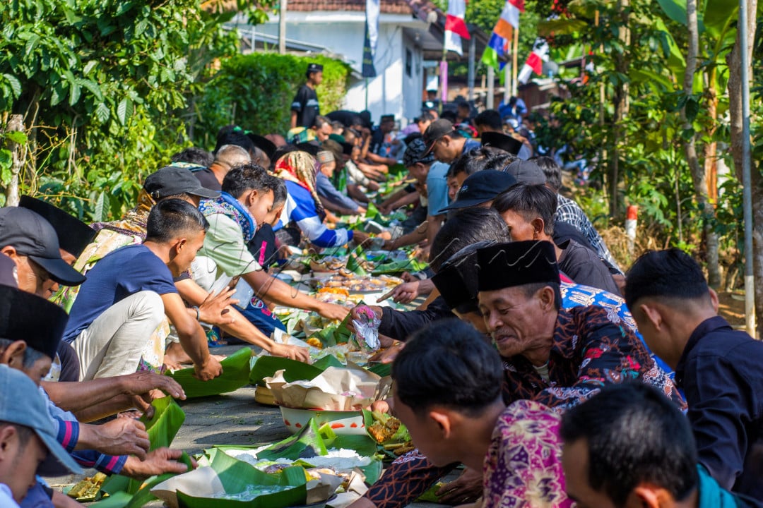 Grebeg suro/bersih desa merupakan budaya yang rutin dilaksanakan setiap tahun oleh warga Dusun Tambak watu,ini merupakan salah satu adat turun temurun dari para sesepuh Dusun Tambak watu yang letaknya di lereng Gunung Arjuno .
<div>Meskipun sederhana acara ini tetap hikmat. Seperti biasa dalam rangka Grebeg suro ini yaitu (slametan) seluruh warga wajib membuat tumpeng atau hantaran lainya yang kemudian di bawa ke sumber(kali abiyoso). seperti menjadi rahasia umum di wilayah petilasan Gunung Arjuno,desa yang terkenal dengan budaya religi ini juga memiliki banyak situs budaya,Di kali abiyoso ini terdapat patung Bethoro guru,slametan (kenduren) ini bukan untuk menyerahkan persembahan kepada arca.Tapi hal ini merupakan wujud syukur kepada sang Maha Kuasa atas melimpahnya hasil panen dan juga kemakmuran setiap warganya.<br />
&nbsp;</div>