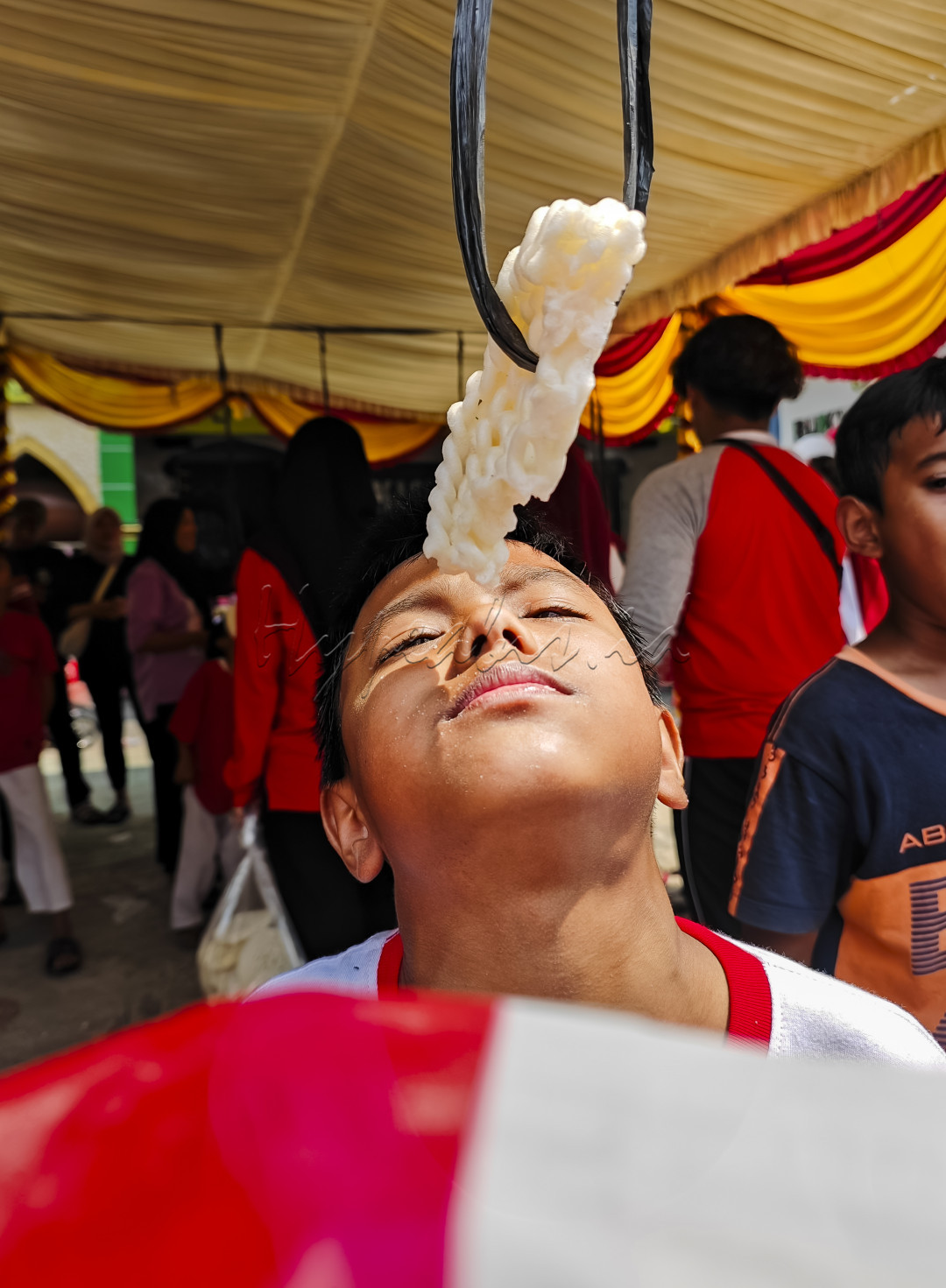 Serunya lomba makan kerupuk yg diikuti beberapa kalangan umur dan gender, mulai dsri anak-anak dan dewasa, laki-laki dan perempuan.