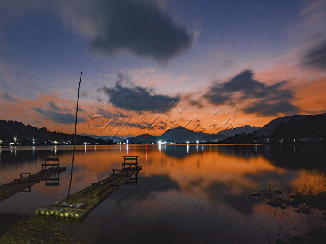 Suasana Senja di Danau Tarusan Kamang. Sebuah danau yang menjadi Geo Park di Sumatera Barat. Danau yang terkadang kering menjadi sebuah padang rumput yang luas, dan terkadang menggenang menjadi danau. perubahan ini tanpa memandang musim