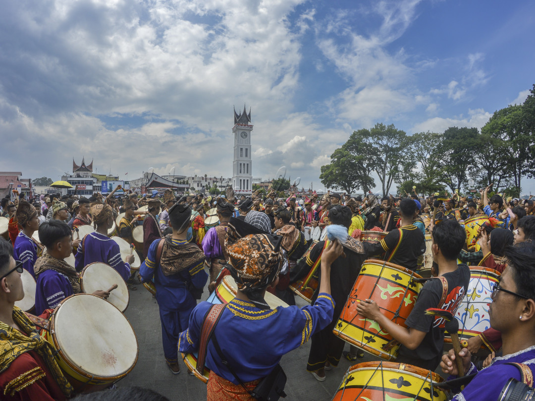 Tambua Tansa sebuah seni musik dari Sumatera Barat, Foto ini sebuah momen parade Tambua Tansa di pelataran Jam Gadang saat Pawai Alegoris HUT RI ke 79