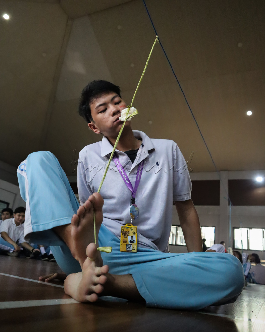 Tangkap semangat juang 17an melalui perlombaan makan kerupuk. Setiap usaha, tawa, dan gigitan menjadi bukti kecintaan dan semangat kebangsaan, menyatukan semua dalam perayaan kemerdekaan.