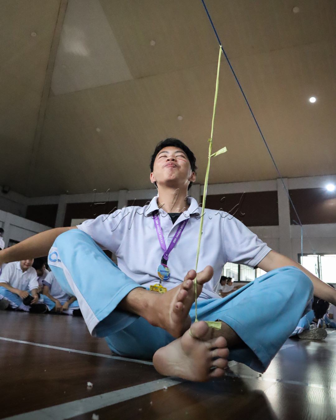Momen bahagia saat berhasil melahap kerupuk pertama dalam lomba, menunjukkan kemenangan kecil yang penuh makna. Senyuman kemenangan ini adalah cerminan semangat dan kebersamaan yang menyatu dalam perayaan kemerdekaan.