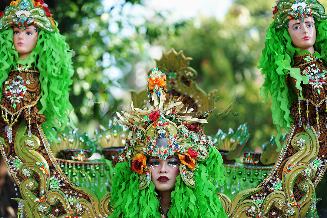 Solo batik carnival adalah ajang pengenalan beragam kreasi batik yang dibalut dengan kostum kostum yang sangat unik.&nbsp;