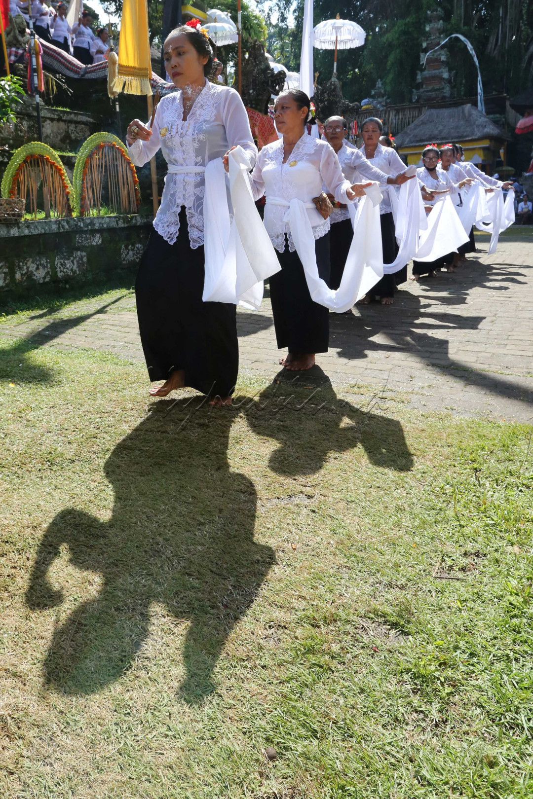 Ritual penari lanjut usia di pura Samuan Tiga, Gianyar.