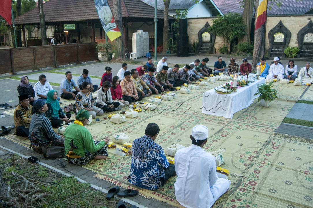 Sejumlah pemuka agama dari etnis dan keyakinan yang berbeda, mengikuti kenduri lintas agama di kawasan Ganjuran, Kabupaten Bantul, Daerah Istimewa Yogyakarta. Keberagaman dan toleransi merupakan sisi lain wajah Indonesia.