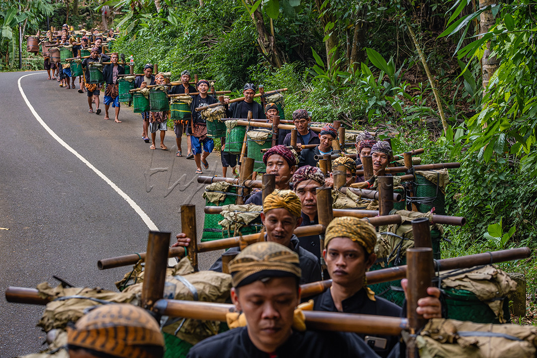 Ritual jalan kaki atau disebut dengan laku mlampah kaum adat Bonokeling menuju ke makam Kyai Bonokeling di Desa Pekuncen, Jatilawang, Kabupaten Banyumas, Jawa Tengah.