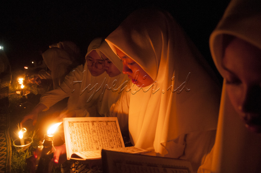 Sejumlah santriwati di Kabupaten Boyolali mengaji dengan cahaya lilin. Tradisi mengaji dengan cahaya lilin ini dilakukan untuk mengenang para kiai terdahulu.