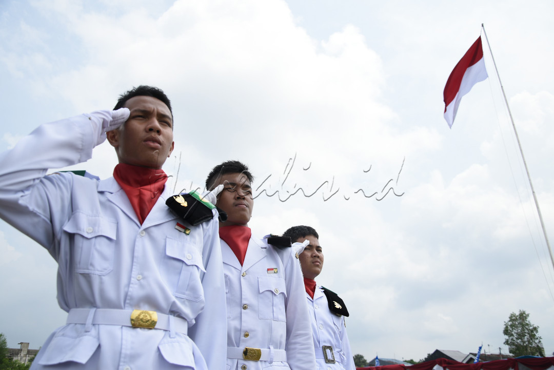 Upacara bendera merah putih yang di langsungkan di halaman pandau permai, tempat nya di kota pekanbaru, acara berlangsung dengan aman dan nyaman