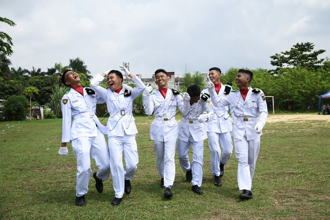 Kecerian para pemuda Paskibra dari sekolah Menengah keatas setelah selesainya Upacara Bendera Merah 17an di lapangan Pandau,&nbsp;