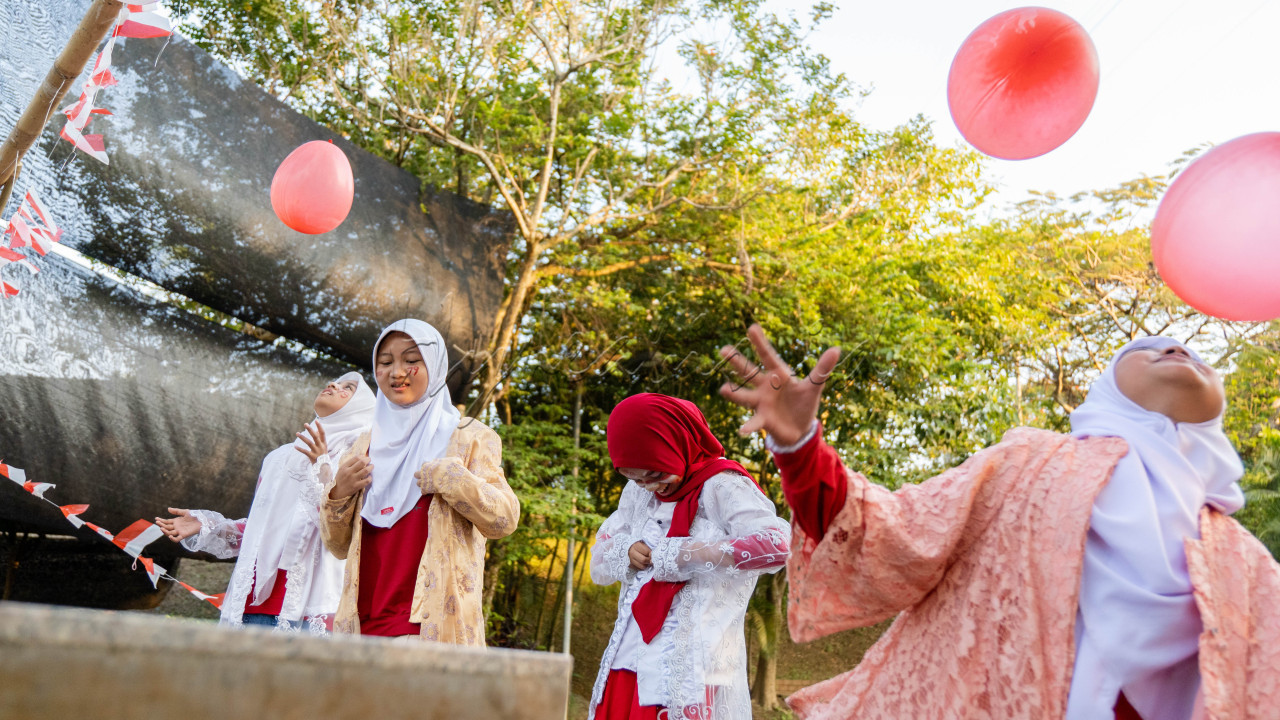 Kartini, merupakan seorang tokoh perjuangan yang memberikan hak pendidikan dan kemerdekaan kepada perempuan. Pemikiran-pemikirannya tentang kesetaraan gender, kemandirian, dan pendidikan telah menjadi landasan bagi kemajuan sosial dan ekonomi perempuan Indonesia.<br />
Sebagai perempuan Indonesia, kita memiliki tanggung jawab untuk terus mengambil peran aktif dalam mewujudkan impian Kartini untuk masyarakat yang adil dan sejahtera. Mari kita terus berjuang, belajar, dan bertumbuh bersama, mengikuti jejak Kartini dalam meraih kemerdekaan dan kesetaraan yang sejati.<br />
Apalagi di tengah kemajuan teknologi dan transformasi digital, kita sebagai perempuan Indonesia harus semakin menonjol dalam berbagai bidang seperti bisnis, ilmu pengetahuan, seni, politik, dan masih banyak lagi dan tidak melupakan sejarah tokoh yang memperjuangkan hak pendidikan dan kemerdekaan kaum perempuan.