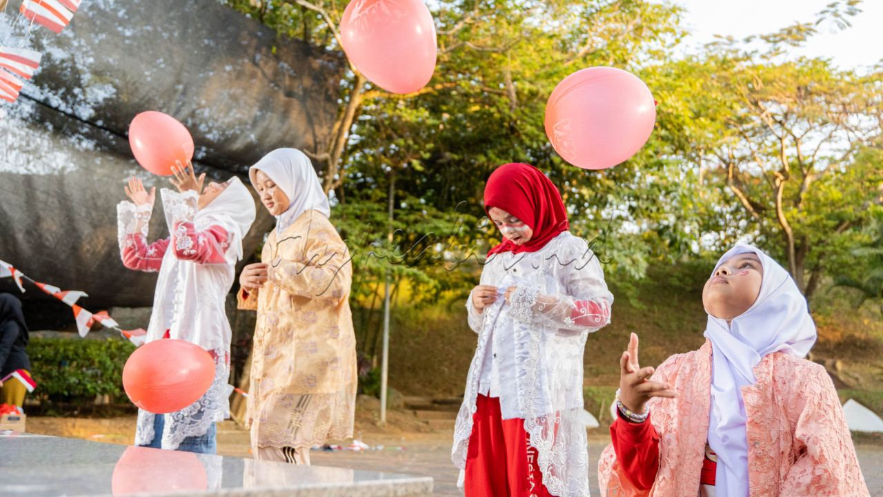 <div style="text-align: justify;">Kartini, merupakan seorang tokoh perjuangan yang memberikan hak pendidikan dan kemerdekaan kepada perempuan. Pemikiran-pemikirannya tentang kesetaraan gender, kemandirian, dan pendidikan telah menjadi landasan bagi kemajuan sosial dan ekonomi perempuan Indonesia.<br />
Sebagai perempuan Indonesia, kita memiliki tanggung jawab untuk terus mengambil peran aktif dalam mewujudkan impian Kartini untuk masyarakat yang adil dan sejahtera. Mari kita terus berjuang, belajar, dan bertumbuh bersama, mengikuti jejak Kartini dalam meraih kemerdekaan dan kesetaraan yang sejati.<br />
Apalagi di tengah kemajuan teknologi dan transformasi digital, kita sebagai perempuan Indonesia harus semakin menonjol dalam berbagai bidang seperti bisnis, ilmu pengetahuan, seni, politik, dan masih banyak lagi dan tidak melupakan sejarah tokoh yang memperjuangkan hak pendidikan dan kemerdekaan kaum perempuan.</div>